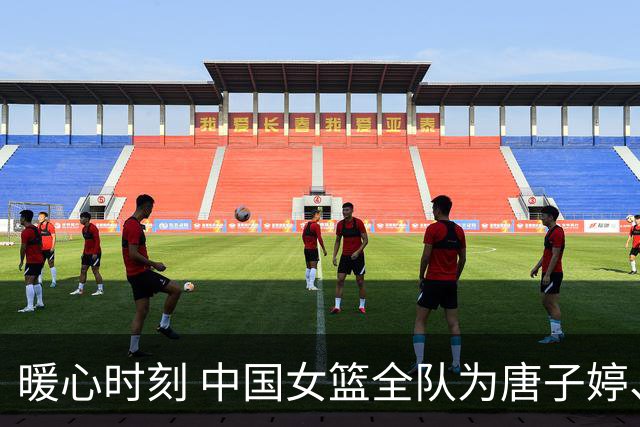 暖心时刻 中国女篮全队为唐子婷、钟佳丽庆生